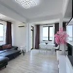 Deluxe Nicolle Solid דירה