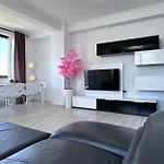 דירה Deluxe Nicolle Solid מאמאיה