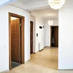 Deluxe Nicolle Solid מאמאיה