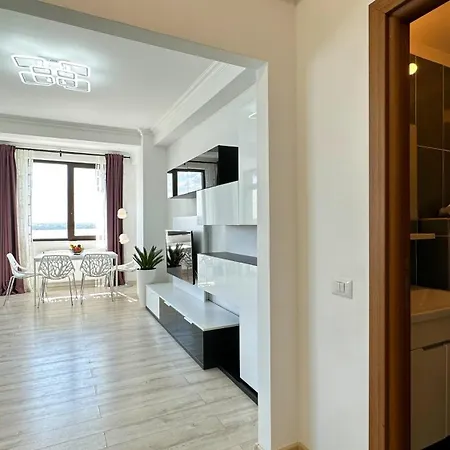Deluxe Nicolle Solid Apartment Mamaia
