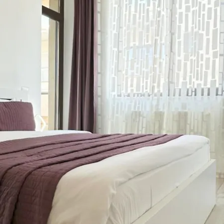 Deluxe Nicolle Solid מאמאיה