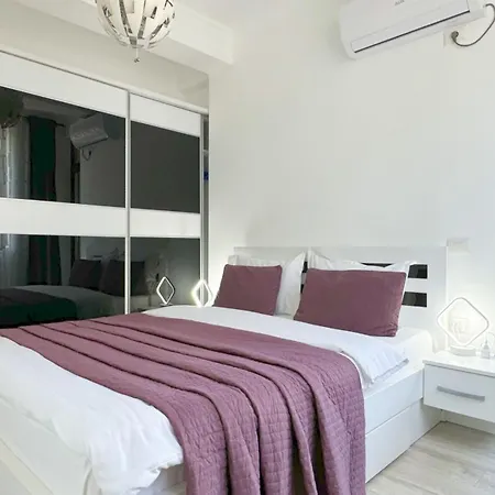 Deluxe Nicolle Solid Apartment Mamaia