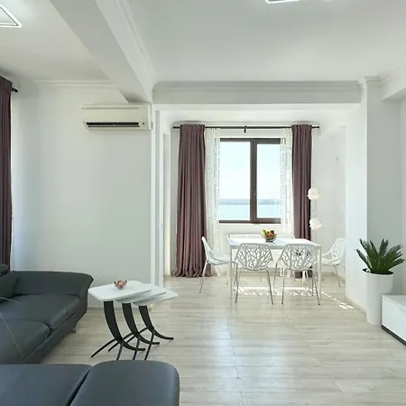 Deluxe Nicolle Solid Apartment