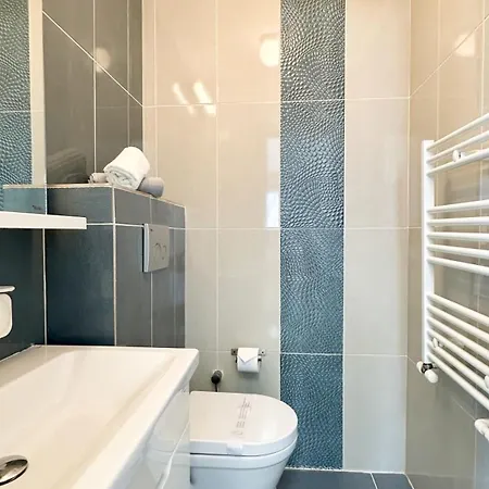 Deluxe Nicolle Solid