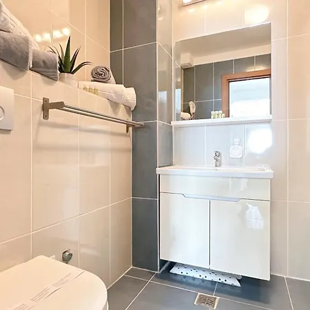 Deluxe Nicolle Solid