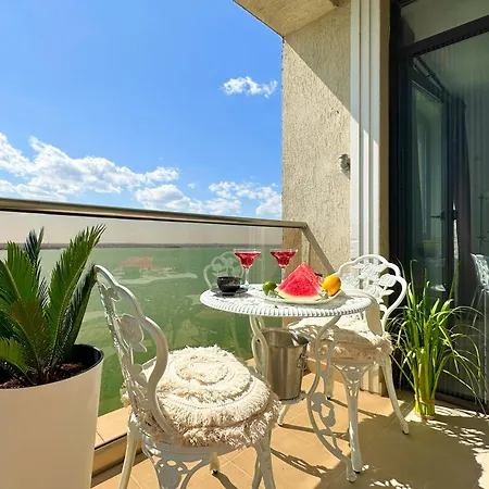 Deluxe Nicolle Solid Apartment