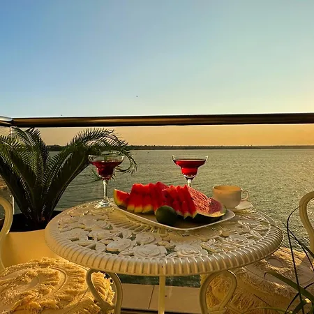 Deluxe Nicolle Solid דירה *