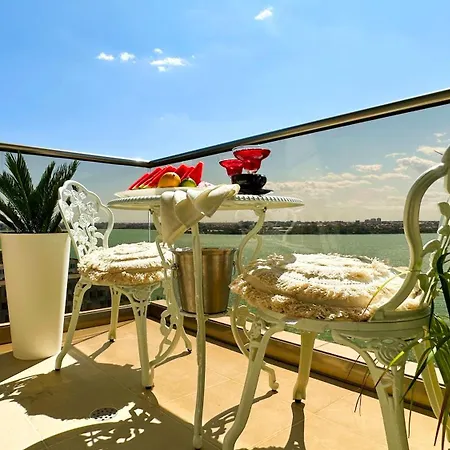 Deluxe Nicolle Solid דירה