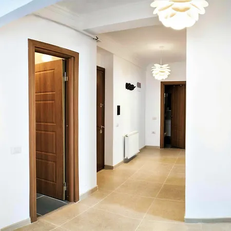 Deluxe Nicolle Solid מאמאיה